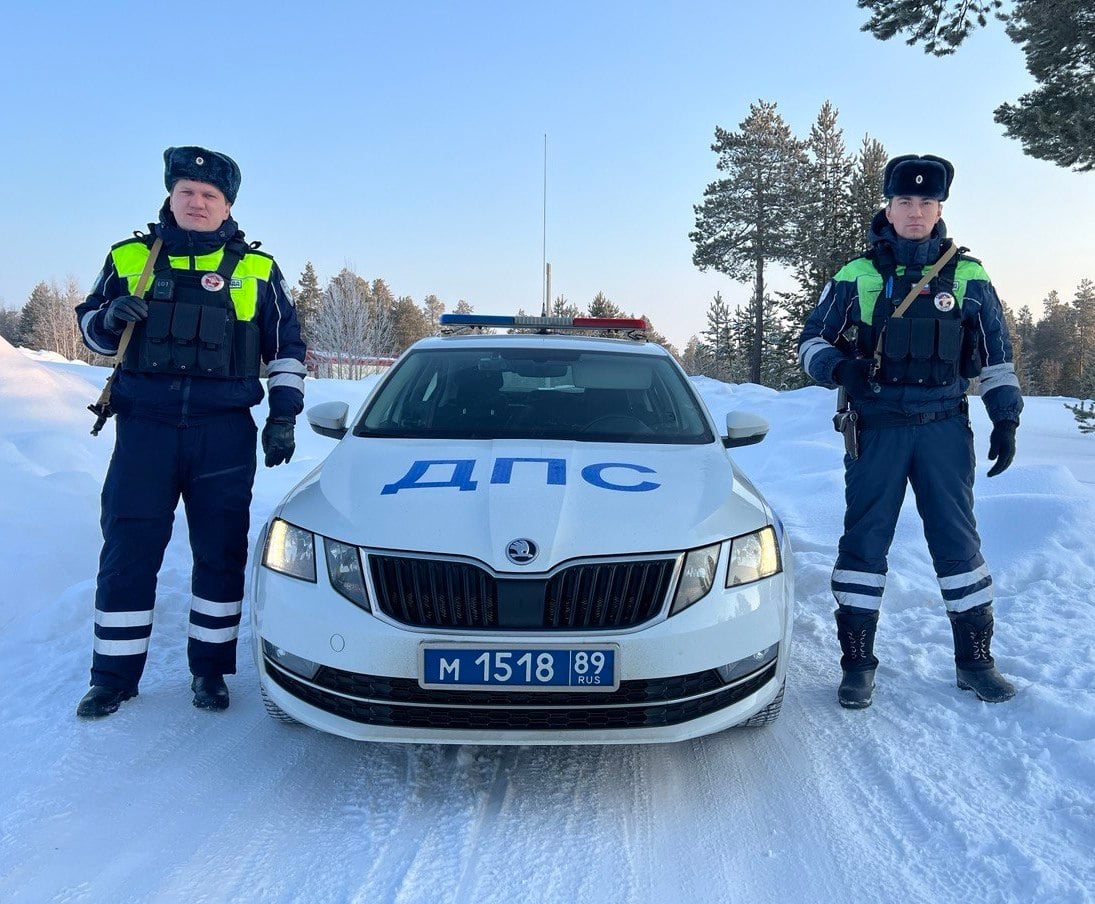 ‍ Ноябрьские автоинспекторы оказали помощь водителю на автодороге.  4 марта при обеспечении безопасности дорожного движения на посту Карамовский к экипажу ДПС обратился водитель 1973 года рождения с жалобой на боль в области сердца. Сотрудники Госавтоинспекции лейтенант полиции Даниил Прыгов и лейтенант полиции Ярослав Манихин, незамедлительно на патрульном автомобиле доставили обратившегося мужчину в приемное отделение больницы, где ему была оказана медицинская помощь.  Мужчине назначено обследование. Благодаря стремительным действиям сотрудников Госавтоинспекции удалось вовремя доставить гражданина в медицинское учреждение.   В Госавтоинспекции отмечают, что в случае возникновения экстренной ситуации на дорогах все участники дорожного движения могут круглосуточно обращаться за помощью к сотрудникам полиции по телефону «112», «102» - для сотовой связи.     #мвдроссии #полиция #гибддянао #гибдд #янао #ноябрьск