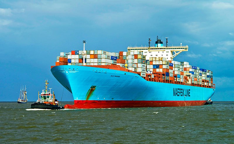 Судоходная компания Maersk приостанавливает заходы судов в израильский порт Хайфа.  Об этом сообщает Reuters.  Датская судоходная и логистическая компания AP Moller Maersk в информационном письме для клиентов сообщила, что «в связи с продолжающимся конфликтом Ирана и Израиля приняла решение приостановить заходы своих судов в порт Хайфы в Израиле для безопасности судов и членов экипажей».   :Global Look Press  #Новости