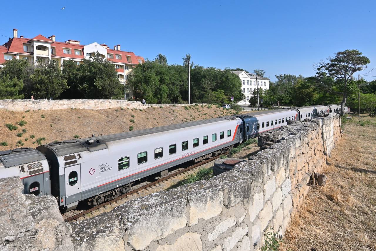 Гранд Сервис Экспресс открыл продажу билетов на поезд Москва Феодосия Этим летом он будет курсировать под номером 463 464 Поезд отправится в первый рейс с Павелецкого вокзала Москвы 22 мая в 17 45 Поезд проследует через Липецк Воронеж Ростов на Дону Тамань В Феодосию поезд прибудет 24 мая в 8 30   Первый рейс из Феодосии запланирован на 24 мая отправлением в 13 00 прибытием в Москву через день в 5 35 утра Поезд будет курсировать по датам Мы работаем над увеличением периодичности курсирования В состав включены плацкартные вагоны классов 3Э и 3Б а также купейные вагоны класса 2К   Напоминаем что до Феодосии можно добраться также через станцию Владиславовка где делают остановку почти все поезда Таврия и Таврия Экспресс От Владиславовки до Феодосии можно доехать на пригородные поездах или автомобильным транспортом