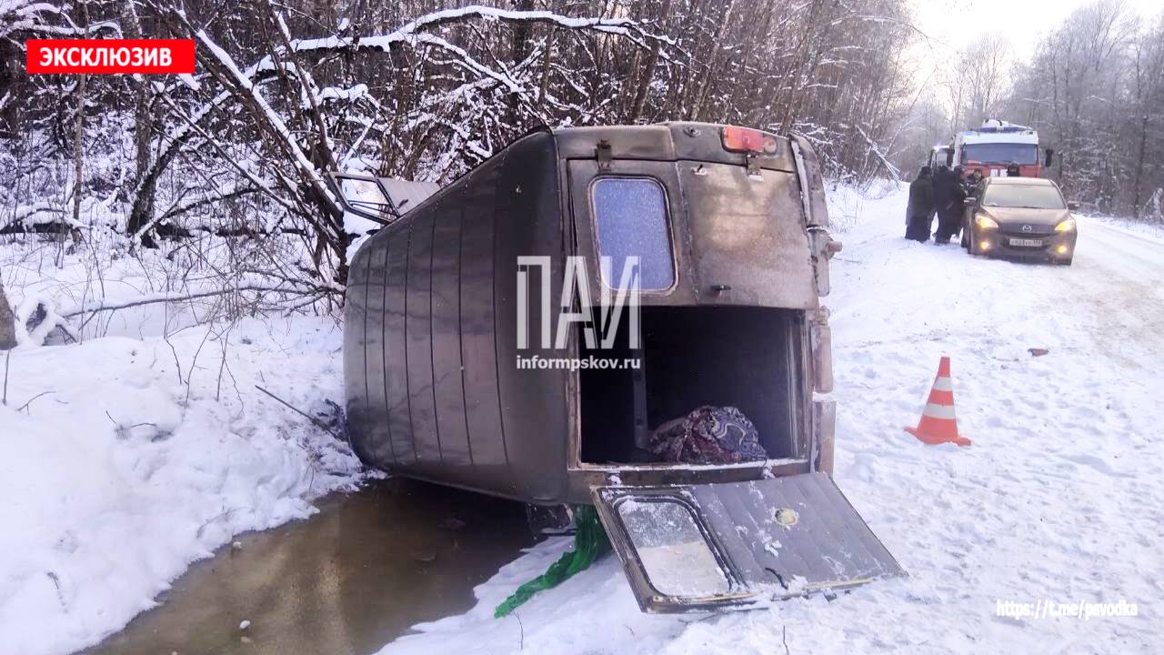 Два человека пострадали в результате ДТП в Островском районе  В Островском районе, у деревни Спиры, водитель автомобиля УАЗ не справился с управлением и допустил съезд в кювет.   В результате ДТП пострадали два человека, они госпитализированные в медицинское учреждение.   На месте работают сотрудники ГАИ, пожарные  подразделения и бригада скорой помощи.   Обстоятельства ДТП выясняются.  #Островскийрайон