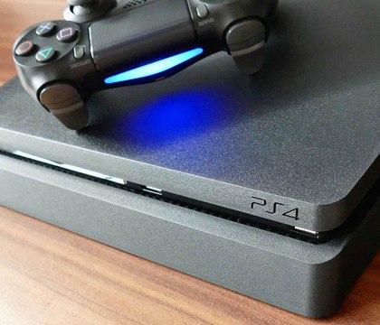 Sony начнет сворачивать поддержку PlayStation 4 уже весной следующего года Том Хендерсон Похоже что Sony уже начала подготовку к окончанию поддержки своей популярной игровой консоли PlayStation 4 Об этом сообщает известный инсайдер Том Хендерсон со ссылкой на свои источники в игровых студиях сотрудничающих с Sony Согласно данным информатора Sony начала уведомлять разработчиков о том что со следующей весны они не смогут добавлять в свои проекты целый ряд важных сетевых функций включая интеграцию с профилями пользователей и фильтры слов