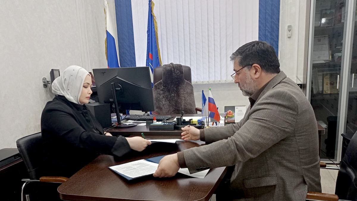 Профобъединение Ингушетии с Единой России подписали соглашение о сотрудничестве Обоюдное согласие сторон Главной целью стало объединение усилий по защите социально трудовых прав совершенствование регионального и федерального законодательства и реализация совместных программ Договор подписали председатель Профобъединения РИ Хади Оздоева и руководитель Регионального исполнительного комитета Ингушского отделения ЕР Ибрагим Картоев Планируется выдвижение представителей профсоюзов в депутатский корпус вплоть до Государственной думы чтобы обеспечить прямое представительство трудящихся Важный пунктом является активное участие профактивистов в предвыборной кампании чтобы привлечь внимание СМИ к деятельности профобъединения Хади Оздоева подчеркнула что документ рабочий инструмент дающий реальные рычаги влияния на законодательство и общественное мнение