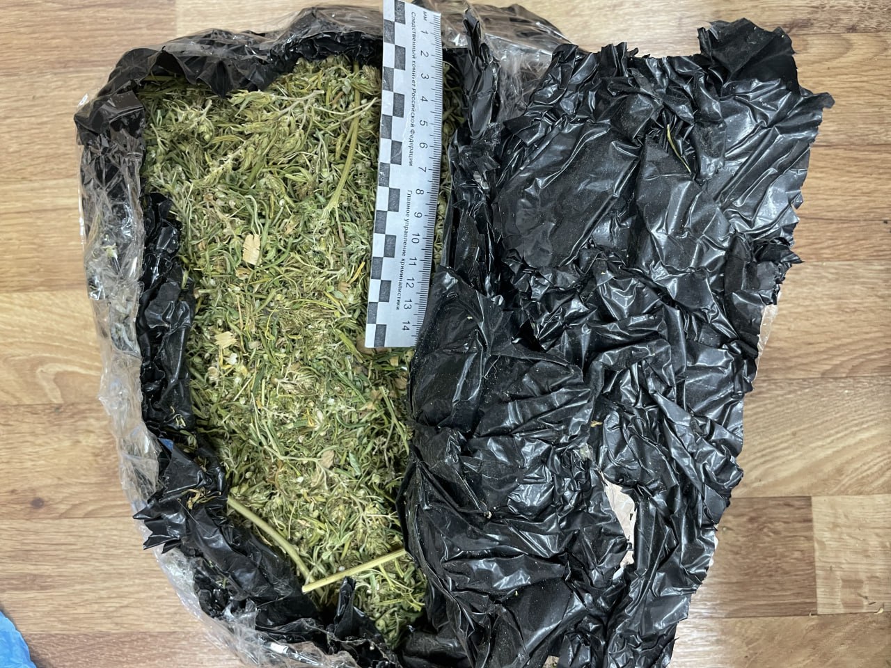 ‼ Перед судом предстанет пожилой мужчина из Кольчугино, обвиняемый в попытке дать взятку оперуполномоченному полиции за освобождение от уголовной ответственности В региональном следственном управлении СК завершено расследование уголовного дела по обвинению жителя Кольчугино 1958 года рождения в покушении на дачу взятки сотруднику полиции в крупном размере ч. 3 ст. 30, п. «б» ч. 4 ст. 291 УК РФ и сбыт наркотических средств в значительном и крупном размере ч. 3 ст. 30, п. «г» ч. 4 ст. 228.1 УК РФ . Следствием установлено, что обвиняемый осенью 2024 года на своем участке на улице Чухновского города Кольчугино обнаружил дикорастущую коноплю, которую сорвал и перевез по месту жительства, где ее высушил и измельчил, после чего использовал для личного употребления и планировал продавать наркотик. Его действия были пресечены сотрудниками полиции, которыми 23 апреля 2025 года по месту его жительства было изъято более 30 г наркотика в высушенном и измельченном виде и более 5,6 кг наркотикосодержащих частей растения. В тот же день, находясь в служебном кабинете ОМВД России по Кольчугинскому району, мужчина в целях избежания уголовной ответственности стал активно предлагать оперуполномоченному взятку в размере 500 тысяч рублей за освобождение от уголовной ответственности. На следующий день сожительница задержанного прибыла в отдел полиции для дачи объяснения и, действуя по просьбе фигуранта, будучи не осведомленной о ее причинах и целях, передала оперуполномоченному имевшиеся на тот момент 300 тысяч рублей, положив их на стол в служебном кабинете сотрудника. После этого противоправные действия были пресечены, а денежные средства изъяты. Собранные доказательства признаны достаточными для направления уголовного дела с утвержденным обвинительным заключением в суд.