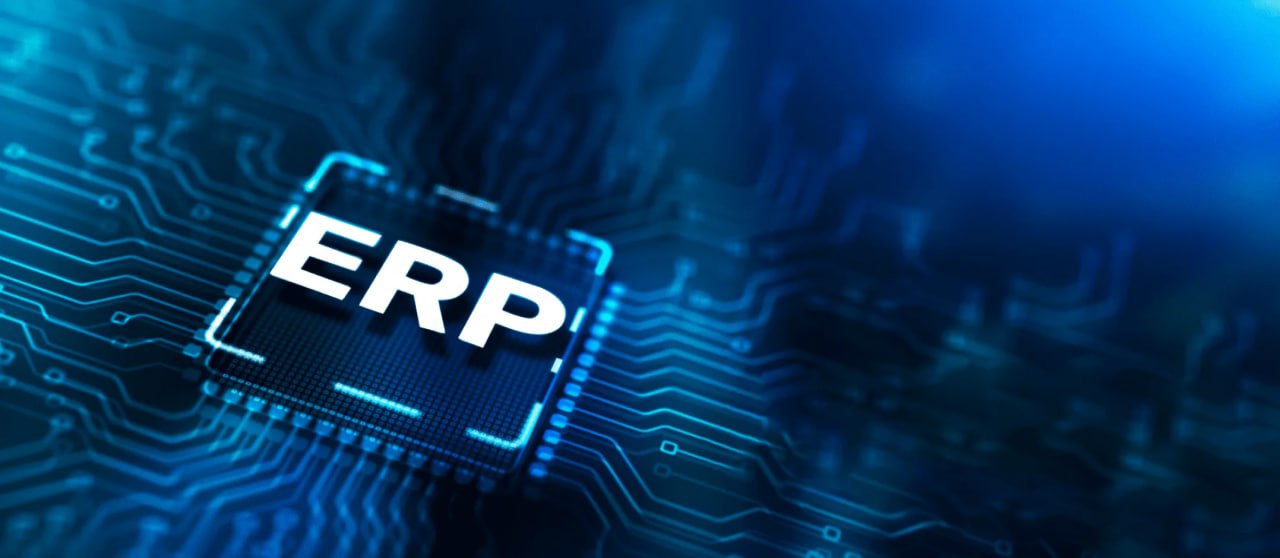 Власти могут запретить зарубежные ERP  Правительство рассматривает возможность полного запрета на использование зарубежных ERP-систем. Эта инициатива может стать следующим шагом в стратегии импортозамещения.  Источники РБК сообщают, что планируется приравнять ERP-системы к объектам критической информационной инфраструктуры  КИИ . Если это произойдет, российские компании будут обязаны полностью перейти на отечественные аналоги.  Новые поправки в законодательство, дающие правительству право самостоятельно определять перечень объектов КИИ, делают такой сценарий вполне реальным. Это позволит принять решение о включении ERP-систем в список КИИ без дополнительного обсуждения.  В качестве меры воздействия на компании, которые откажутся переходить на российские решения, рассматривается введение прогрессивной шкалы налогообложения, хотя окончательное решение по этому вопросу ещё не принято   ™  СофтТех