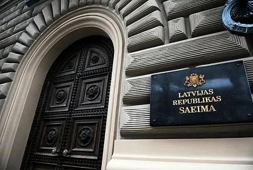 Латышей угнетает русский язык в банковских приложениях. Сейм поддержал законопроект, по которому все документы и цифровые интерфейсы должны быть только на шпротной мове. По словам авторов законопроекта, русскоязычное меню в банковских приложениях «ослабляет позиции латышского языка в стране».