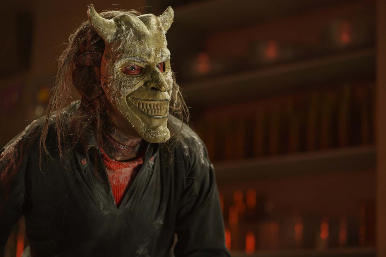 Черный телефон 2 продолжение хоррор триллера с Итаном Хоуком выйдет на цифровых площадках 4 ноября События продолжения разворачиваются спустя четыре года после финала первого фильма Спасенный из логова убийцы 17 летний Финни все еще пытается вернуться к нормальной жизни Однако теперь в опасности оказывается его 15 летняя сестра Гвен которая начинает видеть загадочные сны о черном телефоне Больше новостей в Daily News