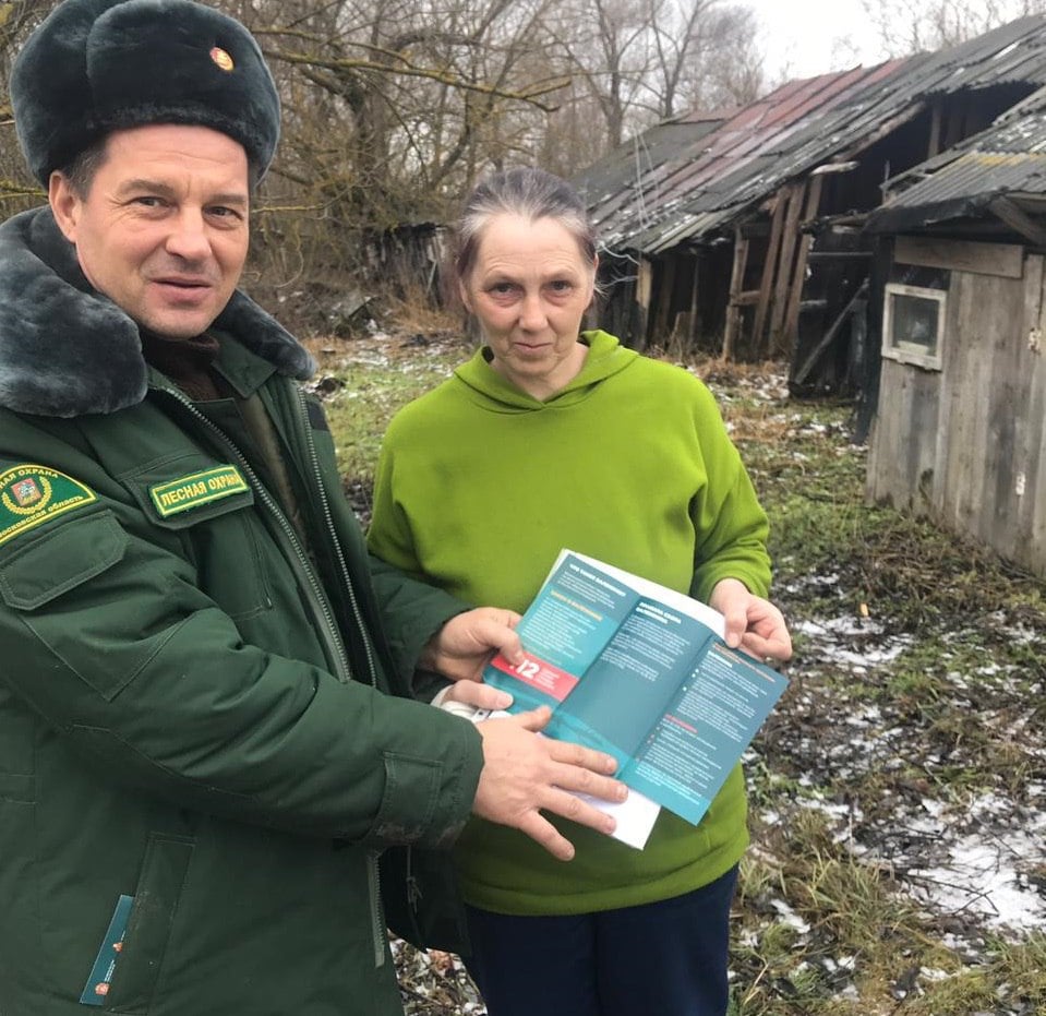 Пожар в лесу опасен не только для флоры и фауны, но и для человека. Это, как никому, известно сотрудникам лесной охраны.   Сотрудники Серебряно-Прудского участкового лесничества регулярно проводят беседы с населением о правилах поведения в лесу при возникновении лесных пожаров.  Жителям рассказывают, какими способами можно потушить небольшое возгорание и что делать, если возгорание сильное. Лесничие дают разъяснения, куда звонить при обнаружении пожара, какие данные необходимо предоставлять, чтобы пожарные как можно быстрее смогли прибыть на место возникновения чрезвычайной ситуации.   В лесничестве отметили, что важно не только реагировать на уже возникшие пожары, но и активно работать над их предотвращением – проводить профилактику среди населения.