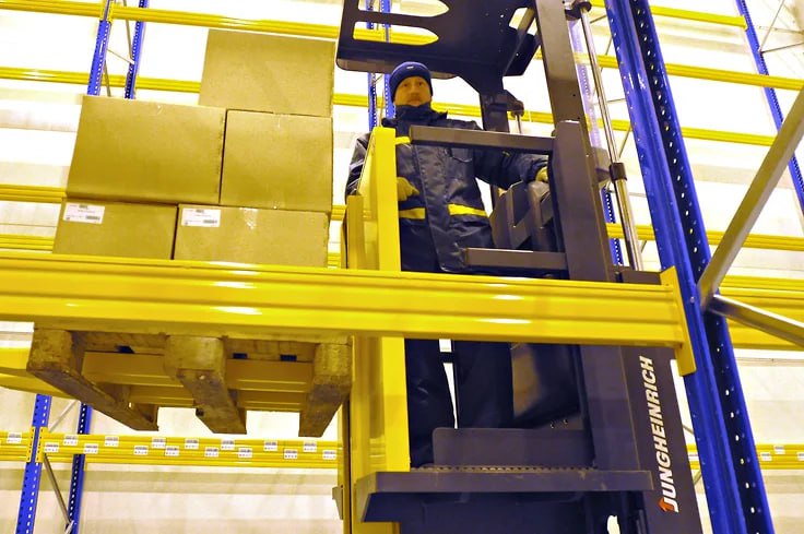Структура основателя сети магазинов «Семишагофф» намерена потратить почти 1,5 млрд рублей на склад в поселке Шушары. Сделку планируют заключить из-за роста рыночной доли, пишет издание «Коммерсантъ». В 2025 году на «Семишагофф» может прийтись 5,9% розничных продаж продовольствия в России. ООО «ТК "Прогресс"» 13 августа одержало победу в торгах по продаже складского комплекса площадью 7,8 тыс. кв. м и 5,5 га под ним в Санкт-Петербурге. Покупка объекта может быть оформлена в рамках реализации имущества обанкротившегося ООО «Невская логистика». Потенциальный новый владелец предложил за склад 1,49 млрд рублей. ТК «Прогресс» принадлежит Виталию Позднееву, основателю сети жестких дискаунтеров «Семишагофф». На территории Петербурга и Ленобласти насчитывается более 188 точек. По результатам 2024 года выручка ритейлера увеличилась на 19% и достигла 54,8 млрд рублей.