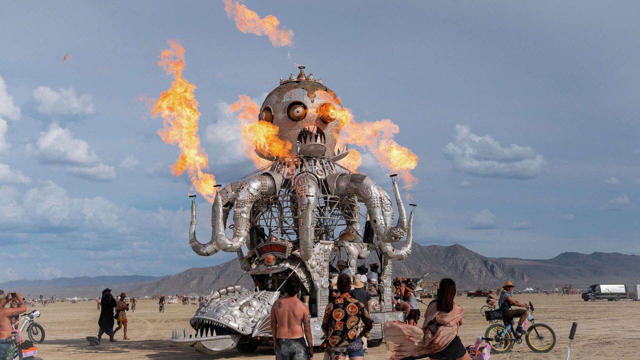 На Burning Man произошло загадочное убийство прямо во время сожжения главного чучела Сразу после кульминации фестиваля участники обнаружили у центрального костра тело мужчины в луже крови Полиция классифицировала произошедшее как убийство однако расследование зашло в тупик поскольку личность погибшего до сих пор не установлена В связи с инцидентом вся территория Burning Man была оцеплена а гостей фестиваля попросили покинуть площадку Продюсеры Netflix уже подрались за права на экранизацию mbn360
