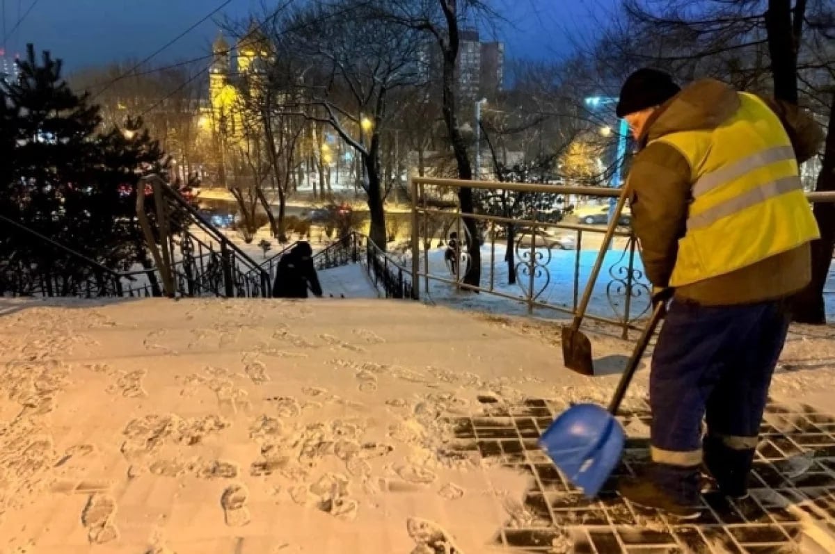 В последнюю неделю января Приморский край ожидает снегопады, что поможет восполнить нехватку осадков. Примгидромет сообщает, что атмосферные циклоны изменят погодные условия в регионе.     В понедельник, 27 января, циклон достиг акватории Японского моря, но существенных осадков не предсказывается. Небольшой снег пройдет только на юго-западе края.    Во вторник, 28 января, снег распространится на южную часть региона, местами возможны сильные осадки. Температура днем составит -1 до -9 °С.    В среду и четверг влияние циклона ослабнет, снег прекратится в большинстве районов. В пятницу ожидается похолодание до -23 °С ночью. Будьте внимательны на дорогах!