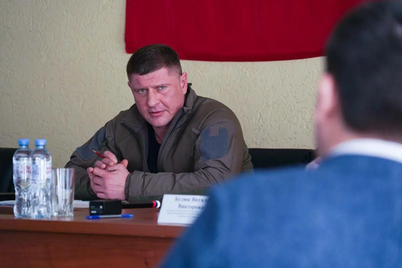 Экс мэр Краснодара Андрей Алексеенко назначен заместителем полпреда президента в ЮФО До назначения он длительное время возглавлял правительство Херсонской области во главе которого выстраивал мирную жизнь формировал органы власти и запускал их деятельность для нормализации ситуации в различных сферах региона Ваши видео высылайте нам в бот krasnodarkray bot Подпишись поделись krasnodarkray1 Прислать видео новость