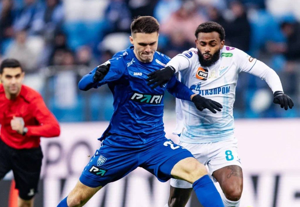 Зенит победил в гостях аутсайдера и возглавил РПЛ Петербургский Зенит победил Пари НН со счетом 2 0 в гостевом матче 16 го тура Российской премьер лиги РПЛ Игра прошла в Нижнем Новгороде Мячи забили Максим Глушенков 48 я минута и Вендел 69 Зенит набрал 33 очка и поднялся на первое место в таблице опередив ЦСКА При этом чемпион РПЛ Краснодар 33 свой матч 16 го тура против Локомотива проведет позднее в воскресенье У Пари НН восемь очков и последнее место Пари НН Подписаться на РБК Спорт