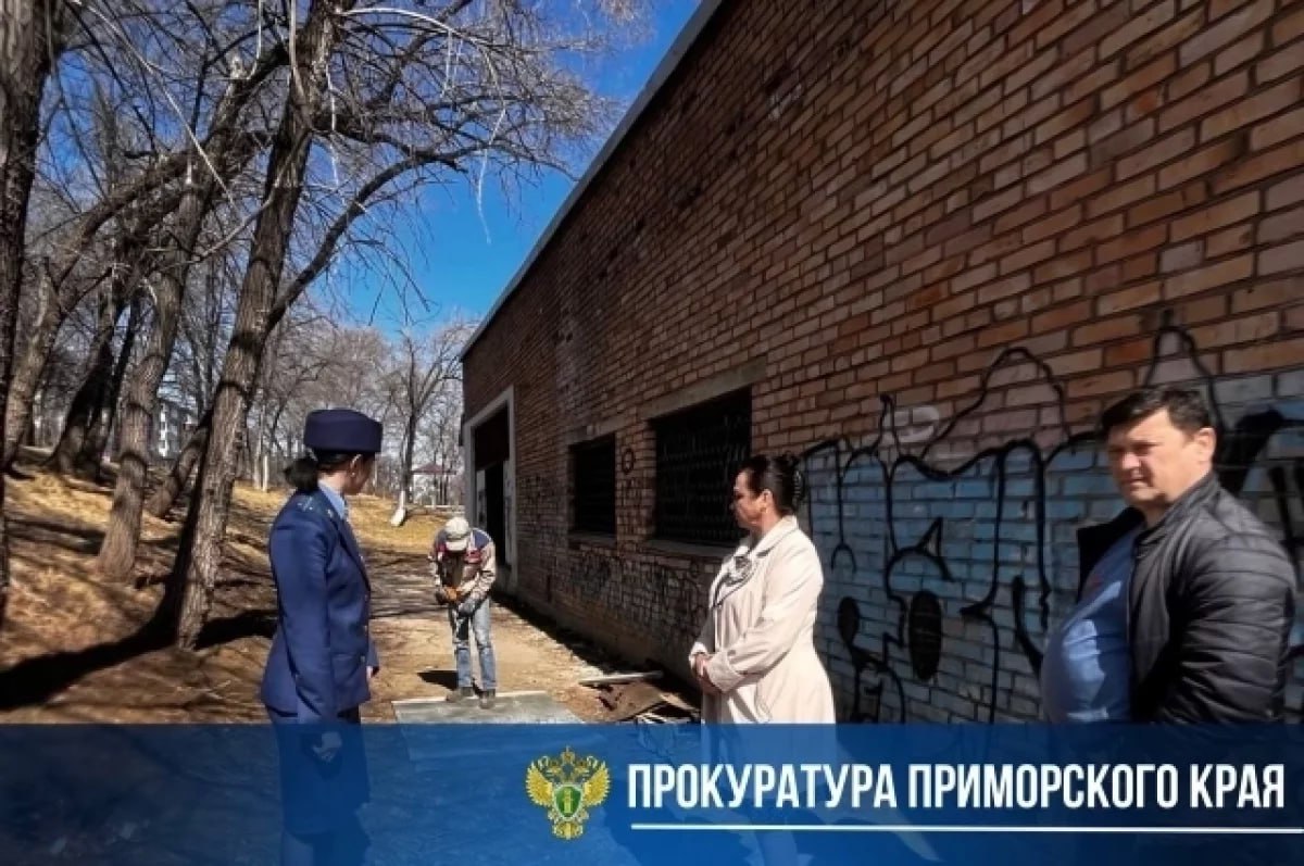 Первоклассница провалилась в колодец по дороге в школу в Спасске-Дальнем Утром 17 апреля девочка упала в незакрытый колодец на территории Спасского индустриально-экономического колледжа. К счастью, прохожие помогли ей выбраться — ребёнок не пострадал. Прокуратура начала проверку. На место выехали представители надзорного ведомства, администрации и руководство колледжа. Сейчас доступ к опасному объекту перекрыт. Ведомство проверит, соблюдались ли меры безопасности на территории учебного заведения. #Приморье #происшествия #безопасность #СпасскДальний #прокуратура Подробнее