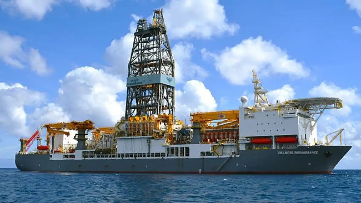 BP в Бразилии: крупнейшее открытие за 25 лет  BP открыла новое месторождение на шельфе Бразилии, которое стало крупнейшим для компании за 25 лет. Компания сообщает, что разведочная скважина на блоке Bumerangue в бассейне Сантус  порт. Santos  была пробурена на глубине 2372 метра. Ее общая глубина составила 5855 метров. Она проникла в 500-метровую углеводородную толщу в подсолевом карбонатном коллекторе площадью более 300 кв. км.  Также BP сообщает, что в компании уже приступили к лабораторным исследованиям для дальнейшей оценки пласта и обнаруженных флюидов. Это позволит получить более полную информацию о потенциале блока Bumerangue. Отмечается, что проведение дальнейших оценочных работ будет возможно в случае разрешения регулирующих органов.   В декабре 2022 года BP приобрела стопроцентную долю в блоке Bumerangue. Компания Pre-Sal Petroleo SA выступает в качестве управляющего по контракту на условиях раздела продукции. Соглашение предусматривает 80% компенсационной нефти и 5,9% прибыльной.  Bumerangue — десятое месторождение, открытое BP в 2025 году. Ранее компания заявляла об открытии еще одного месторождения в Бразилии — Alto de Cabo Frio Central. Доля BP на этом месторождении составляет 50%, еще 50% принадлежит бразильской государственной Petrobras.   Ранее ИнфоТЭК сообщал, что BP объявила о новой стратегии по сокращению инвестиций в возобновляемые источники и о планах сосредоточиться на инвестициях в добычу нефти и газа.