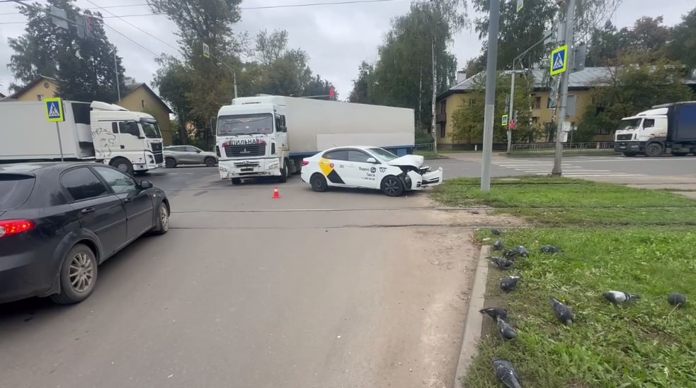 Фура и такси не поделили проезжую часть в Автозаводском районе Авария произошла вчера на проспекте Молодежном При повороте налево МАЗ под управлением 42 летнего водителя столкнулся с машиной такси Девушка находившаяся в салоне легкового автомобиля получила травмы и была госпитализирована Детали и обстоятельства происшествия уточняются ГИБДД России по Нижегородской области Прислать новость gtrk nn