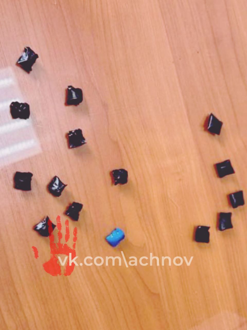 ‼ В Копейске задержали наркозакладчицу По данным областного главка, 35-летняя женщина намеревалась сбыть метадон. У нарушительницы нашли несколько свертков с отравой. Видимо, фасовала она ее сама, так как дома у задержанной обнаружили все необходимое для этого: весы, упаковочный материал и наркотическое вещество. Живет наркосбытчица в поселке Роза. Отраву она должна была раскладывать по тайникам-закладкам. Всего у нее нашли более 10 граммов метадона. Возбуждено три уголовных дела.