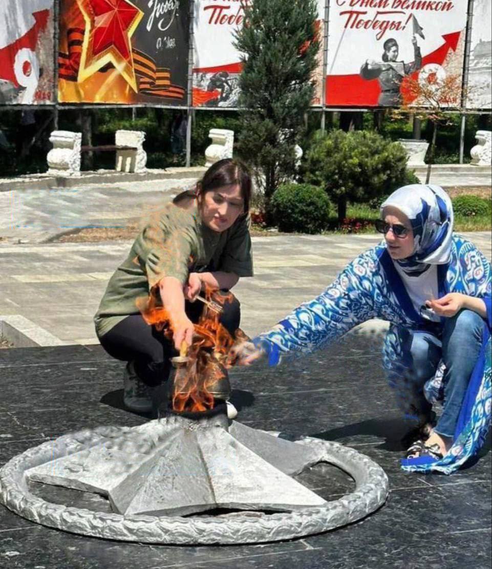 Две девушки из Махачкалы оштрафованы на 2 млн рублей за осквернение Вечного огня Инцидент произошел в 2023 году когда обвиняемые использовали пламя Вечного огня находясь в Центральном парке имени Ленинского комсомола для приготовления кофе у памятника Воину освободителю Прислать новости на канал интересные видео и фото можно сюда dagmoderator