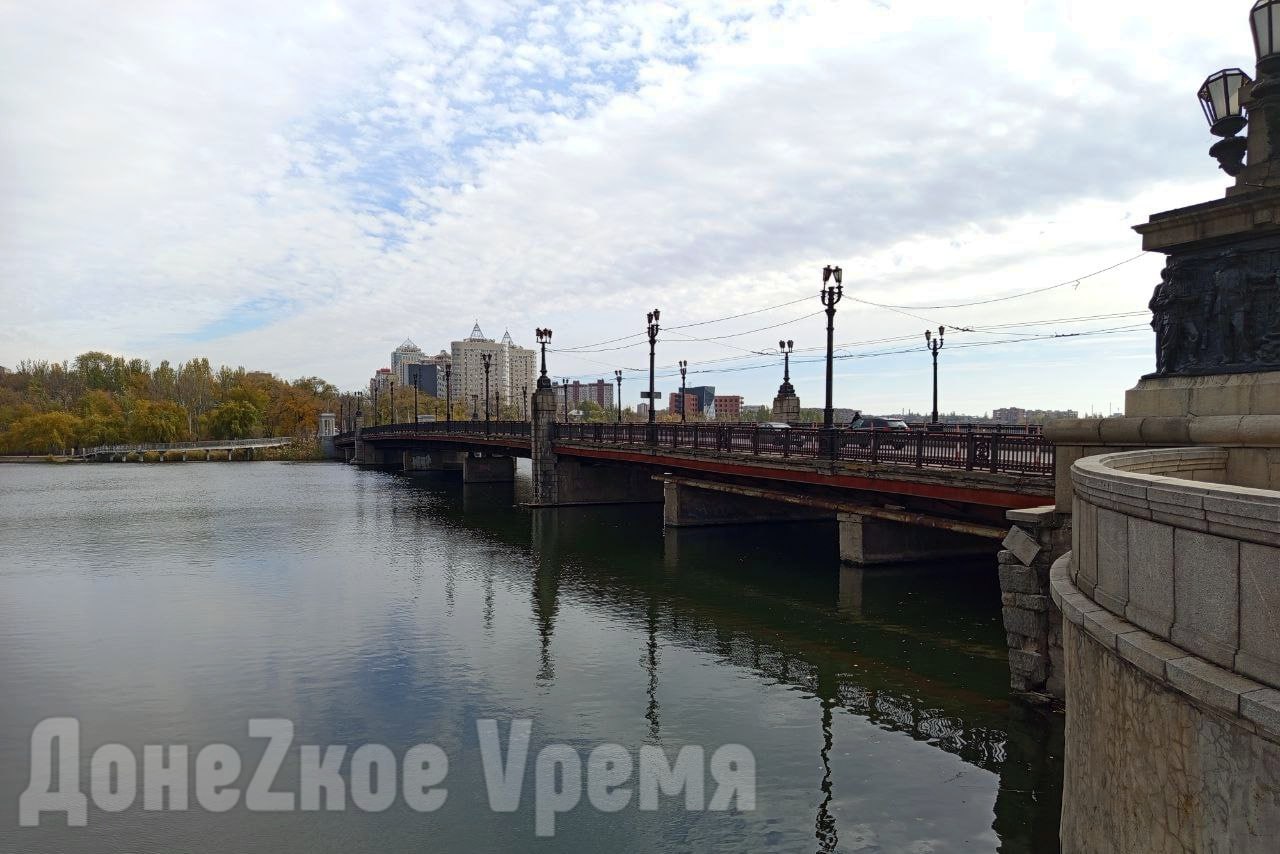 В списке загрязнителей есть шахтные воды: в реках Донбасса обнаружили ртуть, азот и нефтепродукты  Высокий фон фосфатов, ртути и нитритного азота выявили в реках Донбасса. Они также обнаружили локальные накопления нефтепродуктов. Столь неутешительны результаты исследования рек, протекающих по территории ДНР и ЛНР, проведенного экспертами Росрыболовства.   "В 2024 году впервые были проведены гидрохимические исследования на территории ЛНР и ДНР рек, которые выходят из данных регионов и далее протекают в Ростовской области. Было установлено наличие высокого фона азота нитритного, фосфатов и ртути в воде, локальные накопления в донных осадках нефтепродуктов",  — цитирует ТАСС комментарий пресс-службы Росрыболовства.  Источниками загрязнений рек эксперты назвали стоки шахтных, ливневых и дренажных вод, а также недостаточно очищенные хозяйственно-бытовые стоки. Они рекомендовали провести необходимые водоохранные мероприятия, чтобы решить  проблему.   Это особенно актуально, учитывая ситуацию с дефицитом воды в Донбассе. Власти ДНР намерены частично решить проблему за счет подачи потребителям шахтных вод. В этом случае здоровье людей будет напрямую зависеть от состава шахтных вод и качества их очистки.  Фото: Давид Худжец, “Донецкое время”