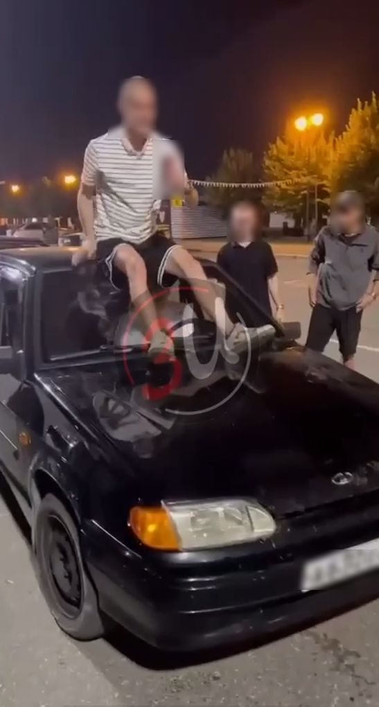 В Ижевске начали проверку после видео в соцсетях с нарушителями ПДД.   Ранее в соцсетях появился видеоролик, на котором молодой человек с жестяной банкой в руке садится на крышу отечественного авто, после чего машина начинает ехать.  «По данному факту сотрудниками Госавтоинспекции проводится проверка», — сообщили «Сусанину» в ГАИ Удмуртии.
