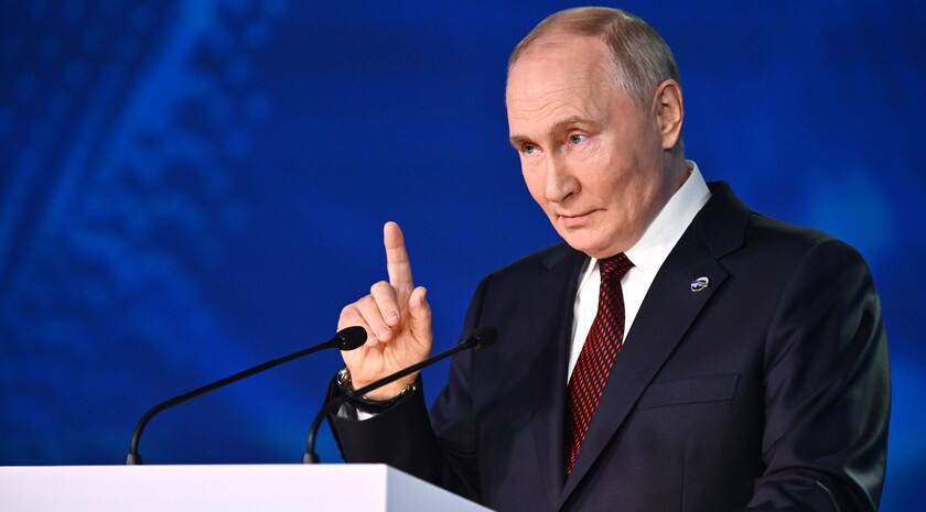 Президент РФ Владимир Путин рассказал, что находится в постоянном контакте с главой ЛНР Леонидом Пасечником. Президент провел сегодня встречу с главами муниципальных образований. Глава Старобельского муниципального округа ЛНР Владимир Чернев доложил о ходе восстановления округа.  «Если вы видите, что что-то мешает, пожалуйста, без всякого стеснения [обращайтесь] к руководителю региона, с которым мы постоянно в контакте. Мы с ним не так часто встречается, как хотелось бы, но постоянно в контакте: он мне звонит, если нужно, я снимаю трубку и звоню. Здесь у нас связь налажена напрямую», — сказал Путин.   Президент подчеркнул, что в регионе предстоит решить много проблем, накопившихся из-за украинской власти, которая только выкачивала ресурсы из земель и людей. Для этого российские власти разработали масштабную программу восстановления исторических регионов.