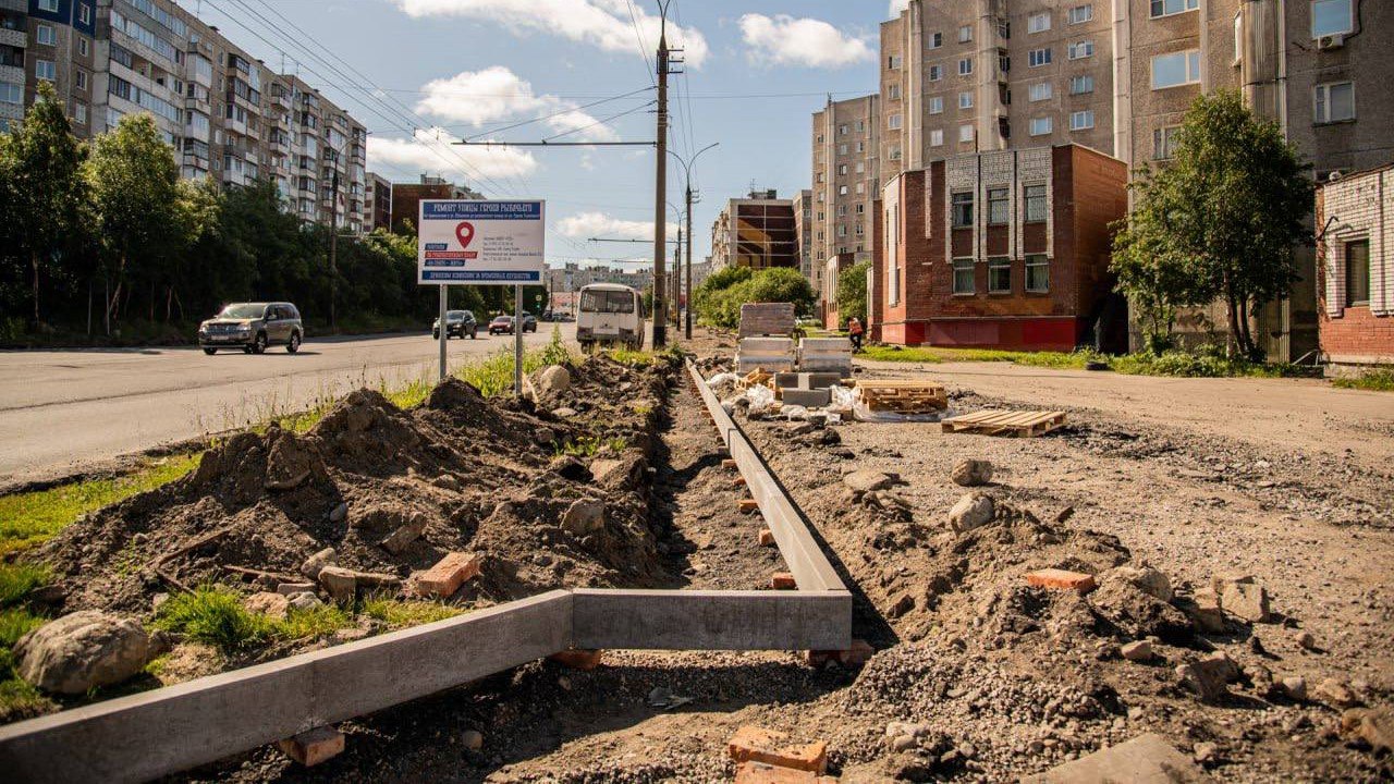 Дорожные работы в Мурманске начались на 14 объектах из 15 На Героев-Североморцев ремонтируются участки от Александрова до Хлобыстова и от Хлобыстова до кольцевой дороги общей длиной 2 км. На Героев Рыбачьего приведут к нормативам более 11 тыс. кв. м проезжей части и свыше 6,5 тыс. кв. м тротуаров. Фото: правительство Мурманской области Подпишись — Вести Мурман