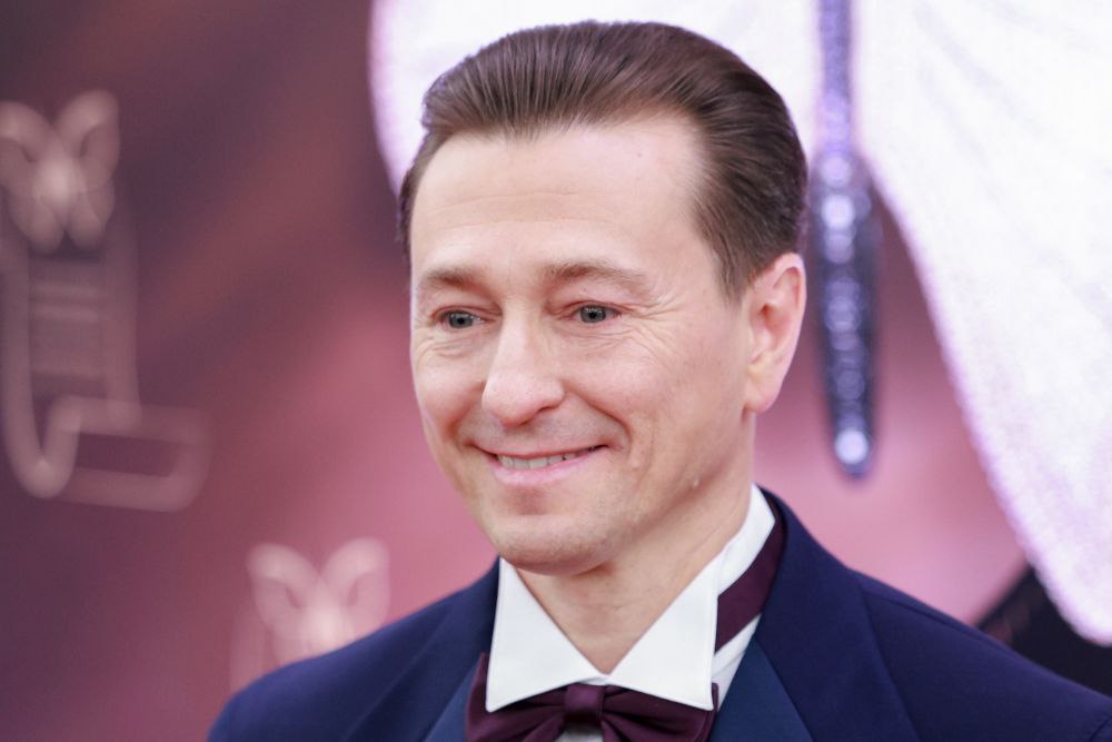 Народный артист РФ Сергей Безруков просит взыскать полмиллиона рублей в качестве компенсации морального вреда за продажи масок с его лицом Об этом сообщил корреспондент РИА Новости из зала суда Актер попросил суд запретить предпринимательнице Кристине Соболевской распространять его персональные данные в интернете и взыскать с нее компенсацию по двум основаниям За незаконную обработку и несогласованное включение его персональных данных в общедоступные источники актер просит взыскать 250 тысяч рублей и еще 250 тысяч за незаконное использование его фотографии Ответчица в отзыве на исковое заявление попросила снизить сумму компенсации или заменить ее на выплату роялти от продаж масок с лицом артиста Портретная экспертиза подтвердила что на масках изображен Сергей Безруков Хамовнический суд Москвы продолжит рассмотрение иска 20 января отмечает агентство Фото ТАСС Подписаться на Российскую газету Читать нас в MAX