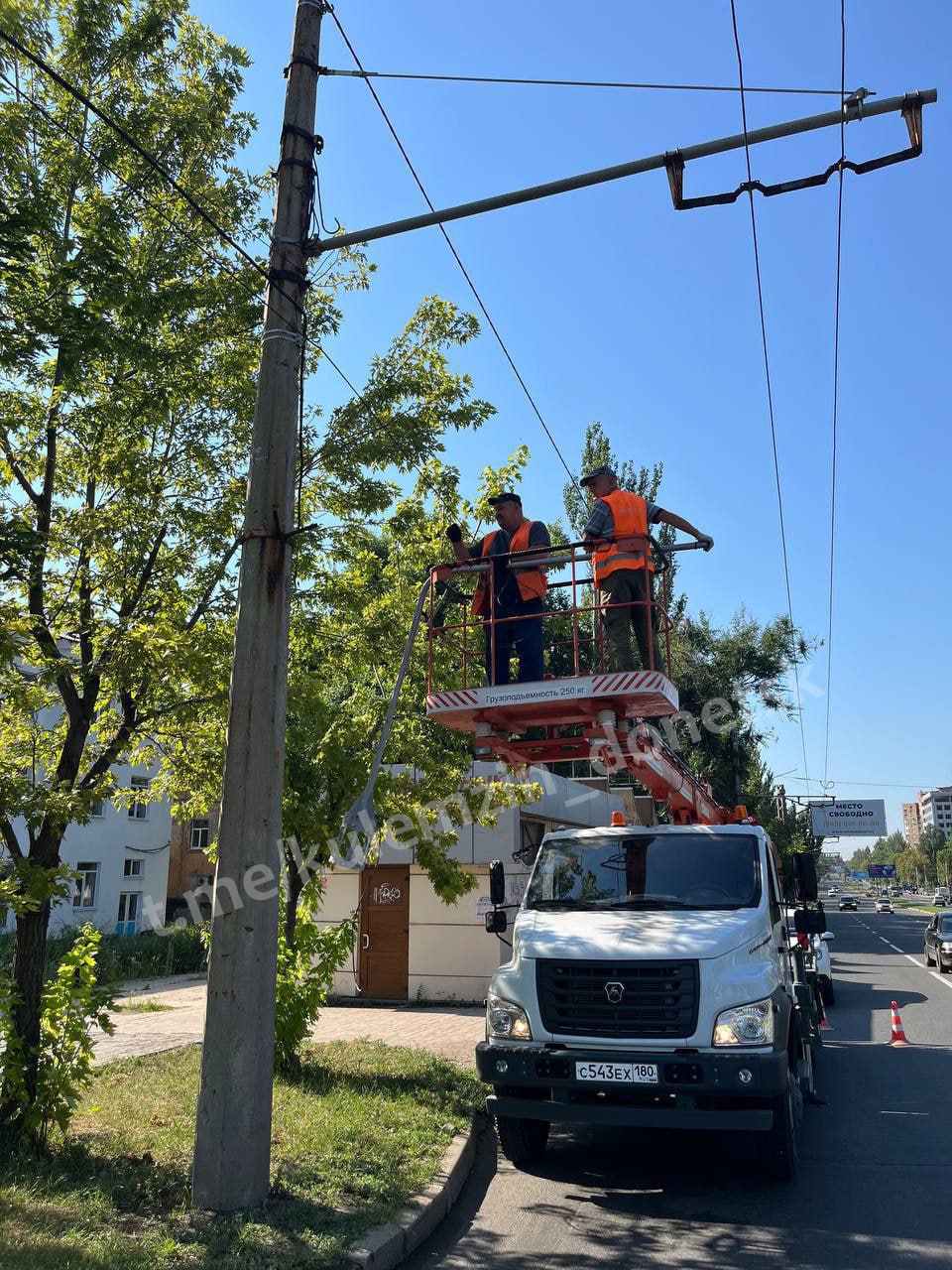 В Киевском районе Донецка ведутся работы по восстановлению и модернизации сетей наружного освещения.Как сообщил мэр города, до конца месяца на пр. Киевском планируют установить порядка 160 кронштейнов и 200 новых светодиодных светильников. Также ведутся подготовительные работы в посёлке Точмаш. Подписаться