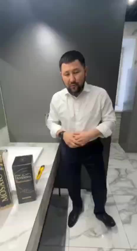 Мэр Якутска вылил в канализацию подаренный алкоголь, призвав к здоровым подаркам