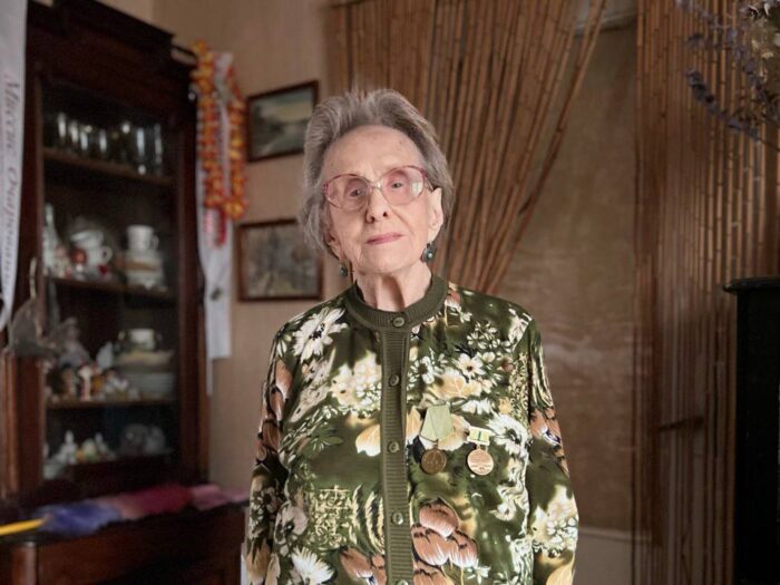 В Петербурге умерла блокадница Нина Сахарнова Ей было 104 года в 100 она стала звездой Тиктока 29 ноября умерла 104 летняя блокадница Нина Георгиевна Сахарнова рассказала в соцсетях ее внучка Вероника Колдина Подробности Женщина госпитализировали в Боткинскую больницу с подозрением на воспаление легких 11 ноября пишет Фонтанка Спустя десять дней ее перевели в реанимационное отделение Госпиталя для ветеранов войн Свой последний день рождения Нина Сахарнова отметила 25 ноября уже едва приходя в себя Прощание с блокадницей семья хочет сделать открытым оно должно состояться 3 декабря в петербургском крематории Что нужно знать Нина Сахарнова прославилась во время пандемии в 2021 году ее внучка сняла видео со столетней бабушкой для тренда Тиктока Спой если знаешь эту песню видео завирусилось и набрало 400 тысяч просмотров только за первые сутки В комментариях к видео стали задавать вопросы о первой половине XX века и войне а Нина Георгиевна начала на них отвечать Новые видео тоже становились популярными сейчас на совместный блог бабушки и внучки подписаны 311 тысяч человек В мае прошлого года Бумага взяла интервью у Нины Сахарновой о семье репрессиях блокаде любимых фильмах Тиктоке с внучкой и о том что дало ей силы пережить страшные времена Кажется сейчас самый подходящий момент его прочитать   storage googleapis com papermedia go to ot 20 h do 20 h istoriya blokadnicy niny saha Фото Нина Сахарнова Подписывайтесь на Бумагу и предлагайте новости