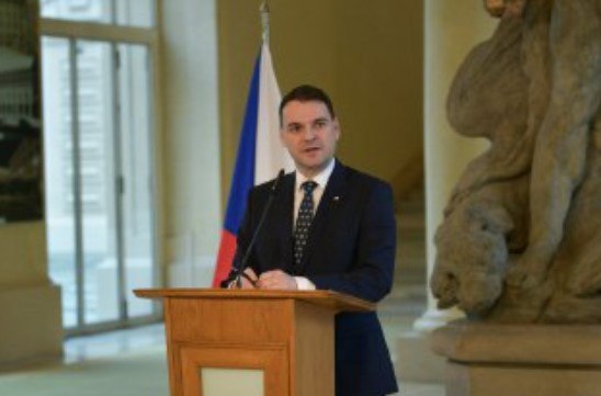 Чехия отказалась вступить в Совет мира по Газе из за взноса в 1 млрд Чехия отказалась от участия в создаваемом США Совете мира по управлению сектором Газа Министр иностранных дел страны Петр Мацинка заявил что Прага не получила приглашения а главное не может выплатить требуемый взнос Выплата миллиарда долларов которая полагается за членство превышает возможности Чешской Республики Для нас это немыслимо У чешских налогоплательщиков нет таких денег на эти цели сказал он на пресс конференции Контекст инициатива Трампа и приглашение России Совет мира создаётся по инициативе администрации президента США Дональда Трампа По данным Reuters приглашения были направлены главам около 60 стран включая Россию Согласно информации Bloomberg Трамп планирует официально подписать соглашение о создании организации 22 января в швейцарском Давосе в рамках Всемирного экономического форума ВЭФ Суть новый механизм управления и финансовые вопросы Таким образом отказ Чехии высветил одну из ключевых проблем американской инициативы непомерно высокий финансовый порог для участия Это может стать прецедентом для других стран союзников США которые также сочтут взнос в 1 млрд чрезмерным для своего бюджета особенно в условиях экономической неопределённости Навигация по каналам  Акции  Облигации  Китай  Трейдинг  Новости  Клуб