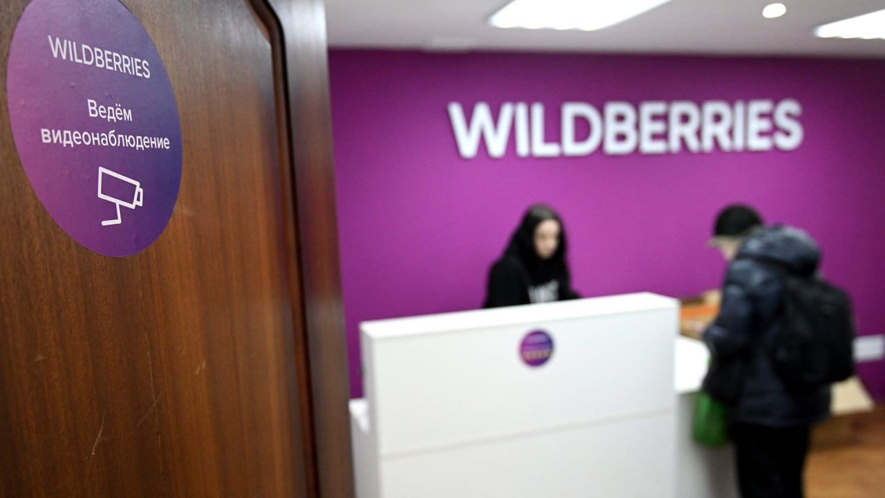 В Сургуте сотрудники пункта выдачи заказов Wildberries выразили недовольство руководителем из-за задержки зарплат.  Одна из бывших сотрудниц рассказала, что не получила причитающиеся ей 60 000 рублей.  «Я проработала два месяца, но так и не увидела зарплату. Директор меня игнорирует и даже не пытается выйти на связь. Мне надоел этот беспорядок!»   По словам девушки, руководитель Елена Ванжа, управляющая несколькими пунктами Wildberries и Ozon в городе, обманула около семи человек. Пострадавшие работники заявили, что уже более года пытаются добиться выплат от директора. В настоящее время они написали заявление в трудовую инспекцию и планируют обратиться в суд.