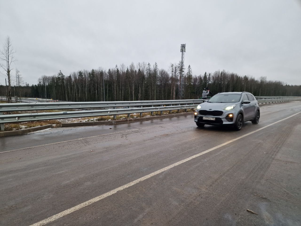 Досрочно завершён ремонт путепровода Ушаки — Рублёво  25 ноября запущено движение по путепроводу между Ушаками и Рублёво в Тосненском районе, который проходит над 629 километром трассы М-11. Строители отремонтировали его с опережением срока на месяц.  В общей сложности работы по восстановлению мостового сооружения заняли два месяца. За это время был произведён демонтаж повреждённых балок, смонтированы новые, забетонирована плита пролетного строения, устроена гидроизоляция и выполнено асфальтирование проезжей части. Проектная грузоподъемность путепровода восстановлена.    Подписывайтесь и следите за новостями