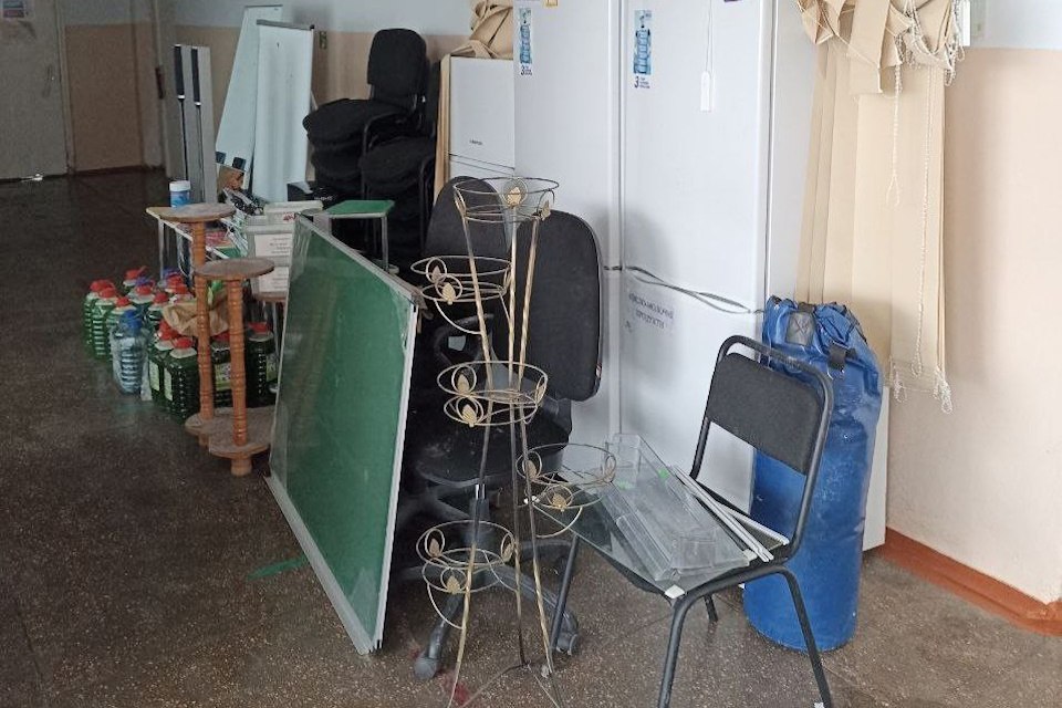 В школу Костогрызово передали мебель, холодильники и учебные доски Школа Костогрызово Каховского округа постепенно модернизируется. Как сообщил глава Павел Филипчук, в учебное учреждение передали мебель, жалюзи, музыкальные колонки, учебные доски, холодильники и хозяйственный инвентарь. «А ещё у ребят теперь есть боксерская груша для занятий спортом. И это радует. Спорт - это важно. Закаляет здоровье и характер», - проинформировал глава Каховского округа Павел Филипчук. Отметим, ранее по заявкам педагогических коллективов помощь получили Чернянская и Красноперекопская школы.