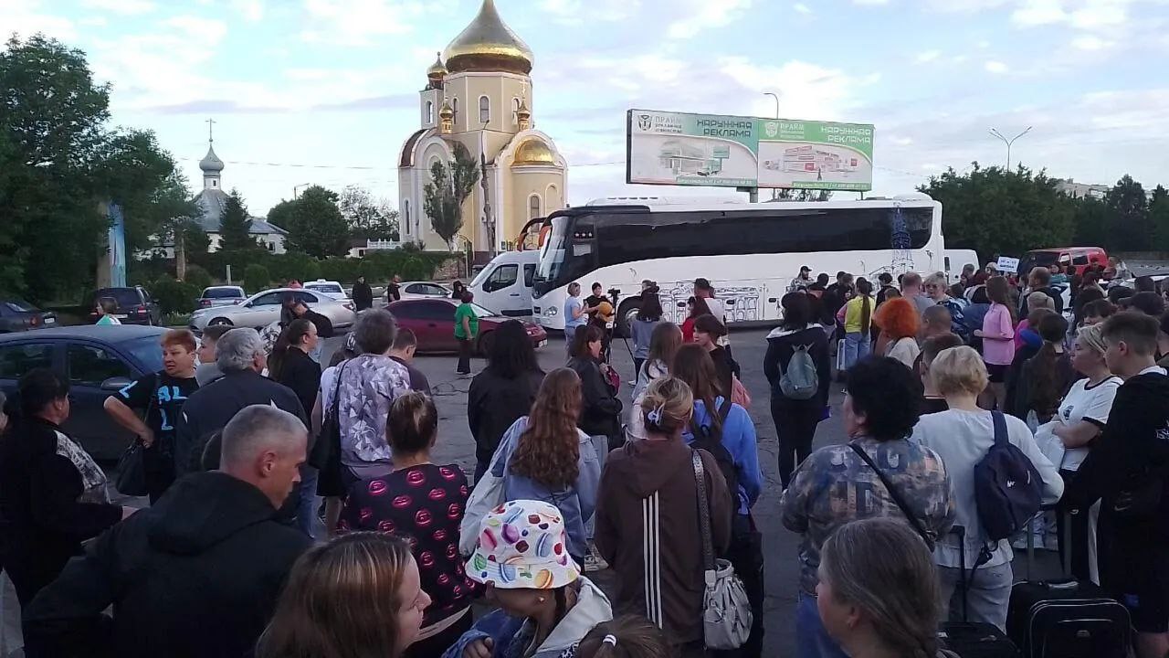 В Тверскую область прибыли 37 школьников из Бердянска В рамках экскурсионной программы "Здравствуй, Тверская область!" в Верхневолжье приехала вторая группа детей из Бердянска. 37 бердянских школьников в ходе 10-дневного тура узнают об истории тверского края, увидят его главные достопримечательности, посетят несколько городов региона – Тверь, Торжок, Осташков, Старица и Ржев. Юные бердянцы остановились в летнем лагере "КОМПЬЮТЕРиЯ". Всего в рамках экскурсионной программы Тверскую область посетят 120 детей из Бердянска. Бердянск ZaVtra Обратная связь