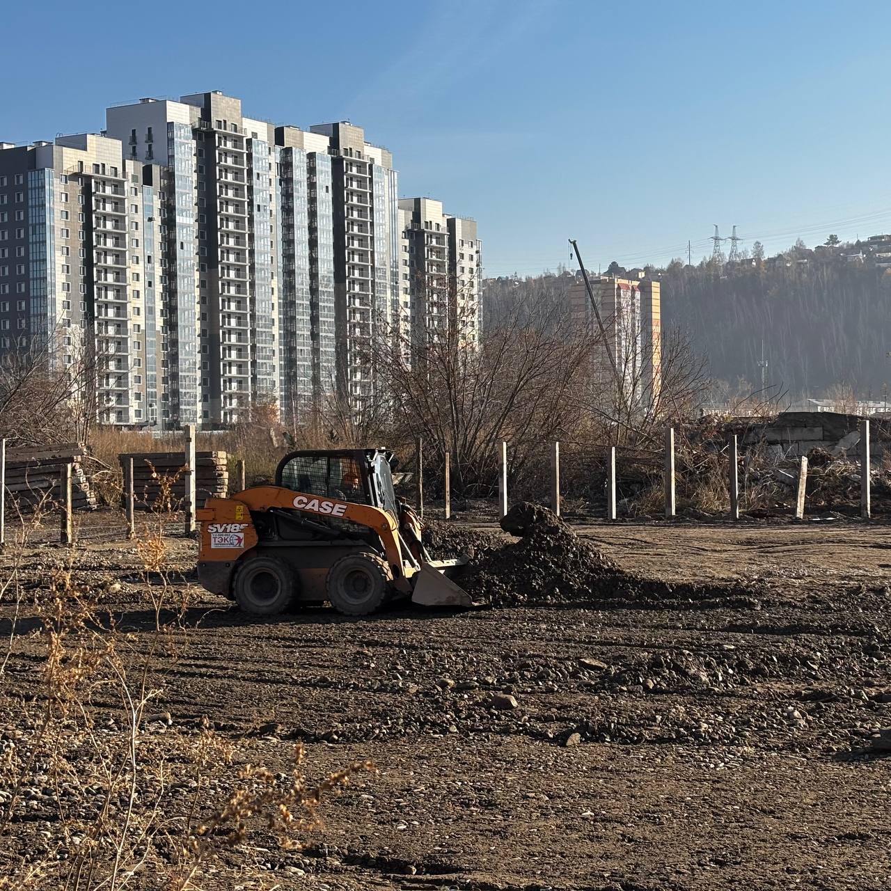 В «Тихих зорях» Красноярска появится новая автобусная площадка для разворота   Подрядчик уже убрал мусор и готовит участок. Ограждения установлены.   Как сообщает администрация Свердловского района, отсутствие площадки создавало проблемы для транспорта и пешеходов. Проект реализован благодаря соглашению с «Красноярским деревообрабатывающим комбинатом». Работы завершатся в ноябре.   Площадка оптимизирует движение автобусов и обеспечит безопасность пассажиров. Будет установлен шлагбаум от наглых автолюбителей.