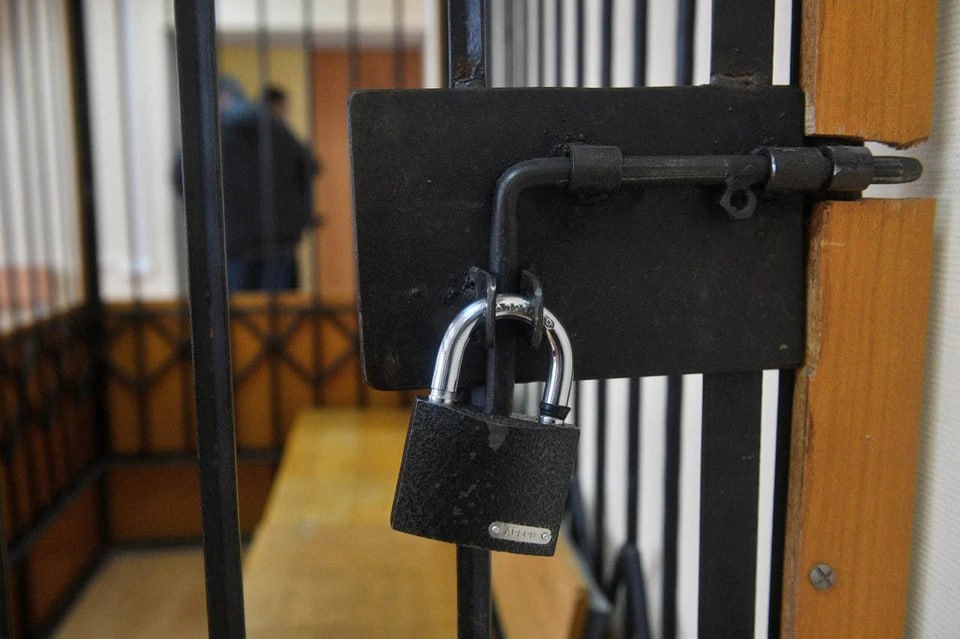 Спа салон в Оренбурге оказался борделем В декабре 2019 года местный житель арендовал помещение на улице Литейной Закупил весь инвентарь и мебель После он пригласил на работу семерых дам на должности администраторов и мастеров Под видом оздоровительного массажа они оказывали услуги интимного характера При этом сотрудницы вовлекали в занятие проституцией и других девушек которые откликнулись на объявления о вакансиях Дело развратной восьмерки рассмотрит Промышленный суд