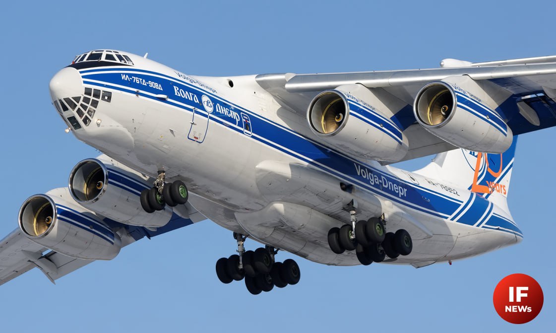 Российские грузовые авиакомпании видят угрозу остановки самолетов и ухода с рынка в ближайшие 3 5 лет Проблема комплексная парк устаревает и число доступных самолетов сократилось вдвое всего за 3 5 года 28 бортов а те самолеты что доступны изнашиваются необходимо срочное продление службы При этом авиакомпании отмечают нехватку запчастей и сотрудников пишет Ъ Еще одна проблема конкуренция Иностранные авиакомпании без особых проблем получают разрешения на рейсы в России а российские сталкиваются с рядом сложностей с согласованием зарубежных рейсов Износ ремонт и флот главные проблемы Наибольшую часть флота грузовых авиакомпаний составляют старые советские самолеты Они изнашиваются и срок полезного использования многих уже подходит к концу Вывоз двигателей и других запчастей на ремонт за рубеж занимает много времени есть очереди Грузооборот по воздуху в России упал с 2022 года в 7 раз с 9 2 до 1 25 млрд тонно километров Предложения авиакомпаний продление сроков службы самолетов ограничение демпинга иностранных перевозчиков смягчение контроля по вывозу за рубеж двигателей и других запчастей для ремонта субсидирование рейсов на сумму до 10 млрд рублей в год ЭкономикаРФ if market news