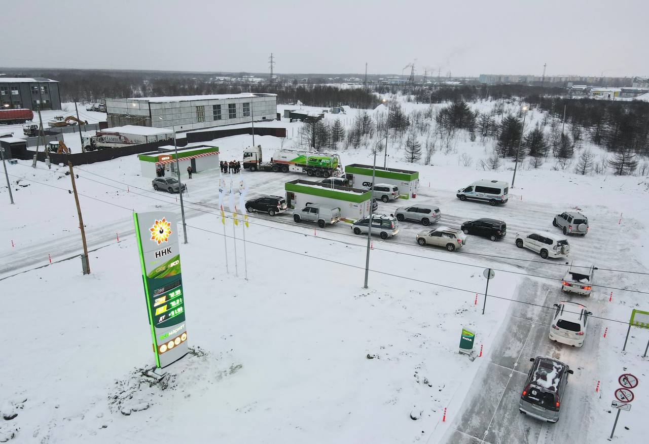 Качественное топливо для жителей севера в Поронайске открылась новая АЗС от ННК В Поронайске введена в эксплуатацию новая автозаправочная станция компании ННК Сахалиннефтепродукт Группа компаний Эдуарда Худайнатова реализовала этот проект по просьбе губернатора Валерия Лимаренко для укрепления топливной безопасности района Главный акцент сделан на надежности жители Поронайского района теперь обеспечены прямыми поставками высококачественных нефтепродуктов с Хабаровского НПЗ Это гарантирует строгий контроль характеристик горючего и стабильное наличие всех марок топлива на колонках Благодаря появлению современного заправочного комплекса автомобилисты получили доступ к сервису высокого уровня а район гарантии бесперебойного снабжения топливом что особенно важно для стабильной жизни и работы северных территорий области