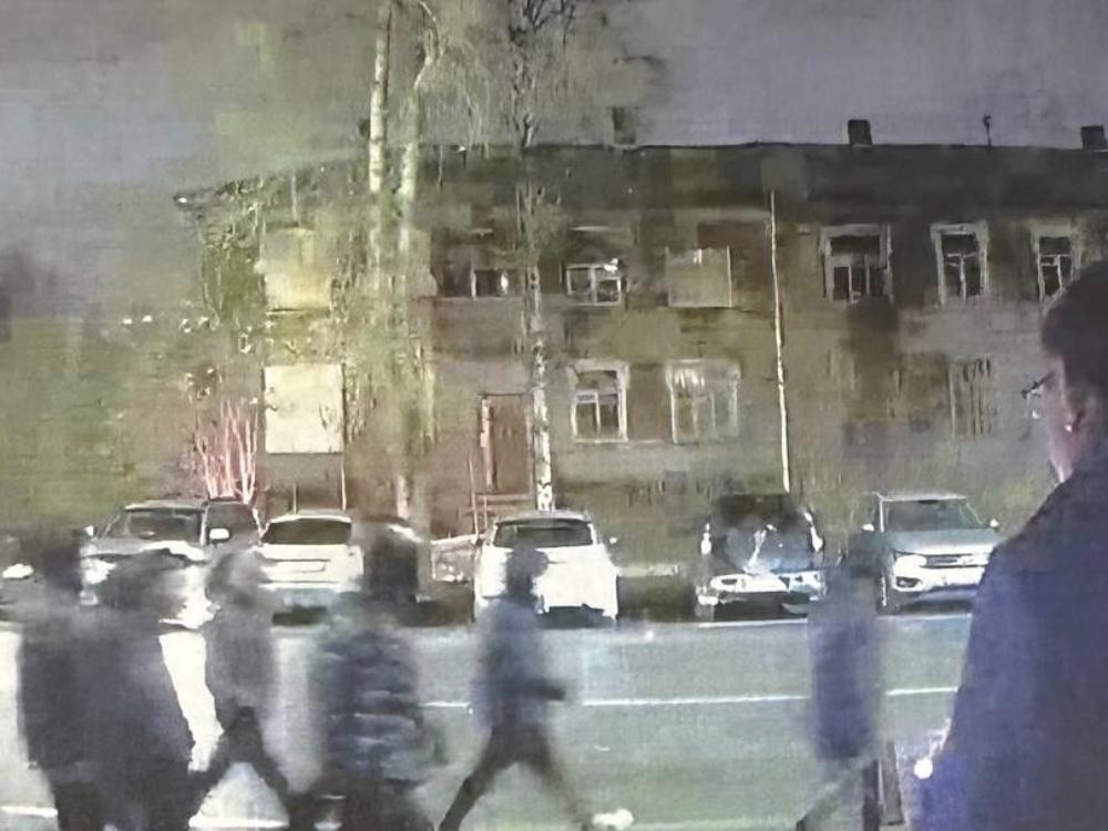 Группа молодых архангельских гопников помещена в СИЗО за жесткое вымогательство крупной суммы у ровесника Шестеро отморозков, среди которых есть несовершеннолетний, скоро окажутся на скамье подсудимых по обвинению в целом ряде тяжких статей УК РФ. Пресс-служба областной прокуратуры сообщает, что зарвавшихся юнцов обвиняют по следующим статьям: • Вымогательство группой лиц по предварительному сговору с применением насилия; • Похищение человека группой лиц с угрозой применения насилия, опасного для жизни и здоровью; • Нарушение тайны переписки. История завертелась после того, как в октябре прошлого года 19-летний молодой человек вступил в конфликт из-за девушки. В ходе разборок будущие вымогатели потеряли телефон и начали требовать с потерпевшего компенсацию в размере 100 тысяч рублей. В качестве аргументов были применены угрозы девушке и её подруге. Один из обвиняемых незаконно просмотрел в телефонах юных леди контакты и переписку. Найдя номер молодого человека, гопник потребовал организовать встречу с ним, пообещав после этого отстать от подруг. Выцепив «должника» на улице, малолетние гангстеры под угрозой пневматического пистолета, похожего на настоящий, усадили жертву в машину, вывезли за город и в безлюдном месте более настойчиво потребовали отдать 100 тысяч, продолжая размахивать стволом у лица. Молодой человек, опасаясь за свою жизнь, отдал преступникам 20 тысяч и был отпущен под обещание через 3 дня достать остальную сумму. В отношении троих обвиняемых избрана мера пресечения в виде заключения под стражу, в отношении остальных лиц — подписка о невыезде и надлежащем поведении. Уголовное дело направлено в Ломоносовский районный суд Архангельска для рассмотрения по существу. Фото: прокуратура Архангельской области и НАО