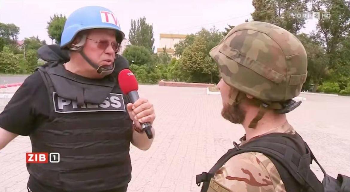Сотрудники ТЦК задержали оператора украинца из австрийской телекомпании ORF когда он ехал на съёмку И не отпускают его Сообщается что полиция остановила 53 летнего Андрея Непоседова для проверки документов Рядом находился военком который приказал оператору проехать в офис Мужчину увезли в военкомат в Тернопольской области ORF сообщает что Непоседову не разрешали связаться с женой Только через два дня телекомпании удалось поговорить со своим сотрудником Редакция требует освободить его Делом занимаются австрийский МИД и посольство страны в Киеве Подписаться на RT ТГ Зеркало MAX