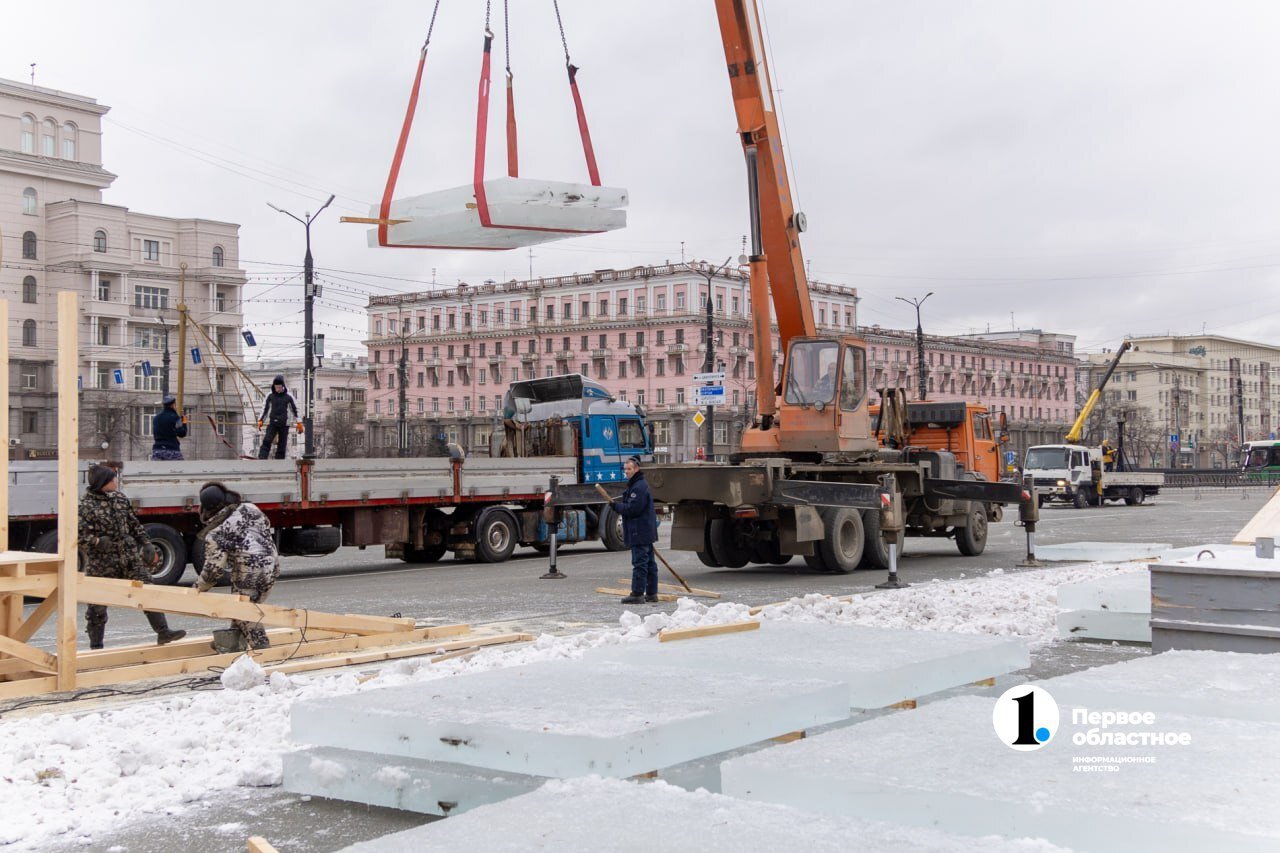 В Челябинске закипела работа на месте будущего новогоднего городка  Сегодня на площадь Революции привезли первый лед и уже начали устанавливать каркас главной елки.   За работами наблюдал наш фотокорреспондент.  Больше фото – на нашем сайте.    / Прислать новость