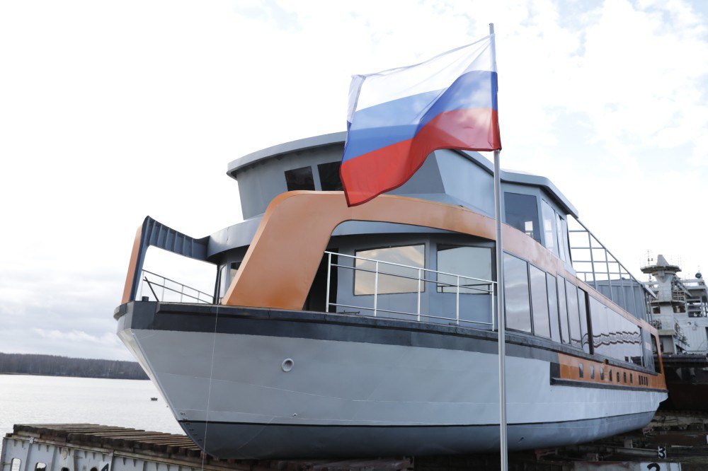 На Чкаловской судоверфи спустили на воду пассажирское судно Минин проекта ПКС 40 2 На Чкаловской судоверфи спустили на воду пассажирское судно Минин проекта ПКС 40 2 Сура 2 0 Также на предприятии состоялась закладка второго судна проекта получившего наименование Пожарский Предполагается что Минин и Пожарский будут эксплуатироваться на пассажирской переправе Нижний Новгород Бор Отметим что гибридная электрическая установка которой оборудуют судно в соответствии с современными экологическими требованиями гарантирует до 20 часов непрерывной работы Кроме того впервые на пассажирском судне будет установлена система автономного управления разработанная конструкторским бюро ГК Гама Фото НТА Приволжье Подписаться на Медиапалубу