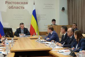 Власти Ростовской области приняли решение отказаться от привлечения многомиллиардных банковских кредитов что отразится на структуре бюджета региона в оставшиеся месяцы 2025 года Как уточнили в министерстве финансов шаг связан с непростой экономической ситуацией и ограниченной доходной базой региона Для поддержания финансовой устойчивости принято решение сократить неприоритетные расходы а часть проектов и мероприятий перенести на 2026 год При этом в ведомстве подчеркнули что все социальные обязательства будут исполнены в полном объёме Правильный ход на самом деле Во первых кредиты всё равно придётся отдавать так ещё и с процентами А во вторых как показывают последние уголовные дела в отношении Федотовой и Логвиненко часть подобных кредитов оседало в карманах нечестных на руку чинуш В третьих до конца 2025 года осталось всего ничего В четвёртых надо вводить режим жёсткой экономии пока состояние Ростовской области хоть немного не выправится Например пересмотреть госзакупки на 2026 год Особенно те в которые включены в стоимость 10 отката