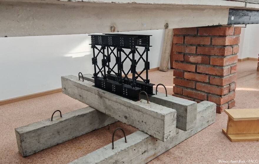 В ТГАСУ создали 3D печатные мостовые опоры из переработанного пластика Ученые Томского государственного архитектурно строительного университета ТГАСУ напечатали на 3D принтере опорные сооружения для мостов с использованием материала полученного из переработанных полимеров В перспективе такие конструкции могут стать более легкими и долговечными альтернативами деревянным аналогам что облегчит доставку установку и эксплуатацию в отдаленных районах Мы разработали вспомогательные конструкции для мостов опоры нижние и верхние балки стойки которые полностью напечатаны на 3D принтере из переработанных материалов из пластика Это позволит оставлять меньший углеродный след и перерабатывать ненужные материалы в полезные вещи Получившиеся конструкции не уступают деревянным которые сейчас активно используются в мостостроении но при этом они в сотни раз легче и прослужат не десятки а сотни лет рассказал ТАСС заведующий кафедрой инженерной геологии мостов и сооружений Павел Елугачев Подобные конструкции могут быть особо востребованы в тех районах куда сложно доставить тяжелую строительную технику и материалы На сегодняшний день с помощью этой технологии можно создавать даже пешеходные мосты Например в Европе из таких легких конструкций делают арочные пешеходные мосты которые очень эффективно служат Как правило арки составные но 3D принтер позволяет напечатать в принципе единую неразборную конструкцию С точки зрения эстетики такая технология позволяет придавать элементам любые формы рассказал Павел Елугачев