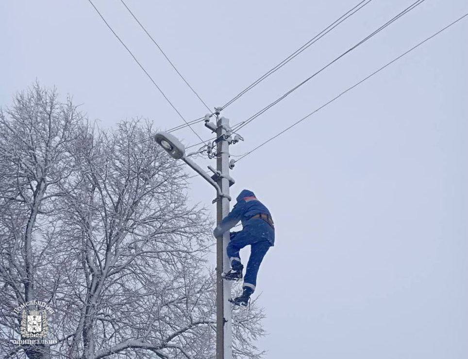 В результате обледенения линий электропередачи временные перебои с электроснабжением возникли в ряде населенных пунктов Гомельской области По состоянию на 08 00 продолжаются восстановительные работы в 26 населенных пунктах Основной причиной отключений стало налипание мокрого снега и образование гололеда на проводах Наибольшее количество отключений зафиксировано в Буда Кошелевском районе перебои в электроснабжении наблюдались также в Рогачевском Кормянском и Жлобинском районах Для ликвидации последствий с начала суток к восстановительным работам привлечены более 20 укомплектованных бригад с необходимой спецтехникой они работают в круглосуточном режиме Энергосистема страны переведена в режим повышенной готовности из за ухудшения погодных условий