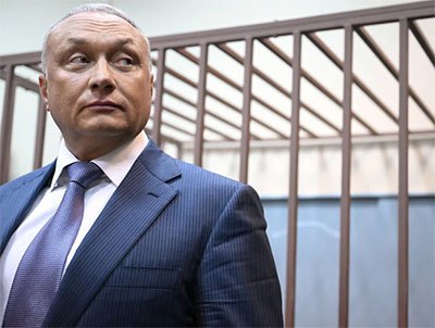 Дмитрий Савельев отдал долг Родине, а не кредиторам С бывшего члена Совета федерации, обвиняемого в убийстве, хотят взыскать 2 млрд руб. Подробнее