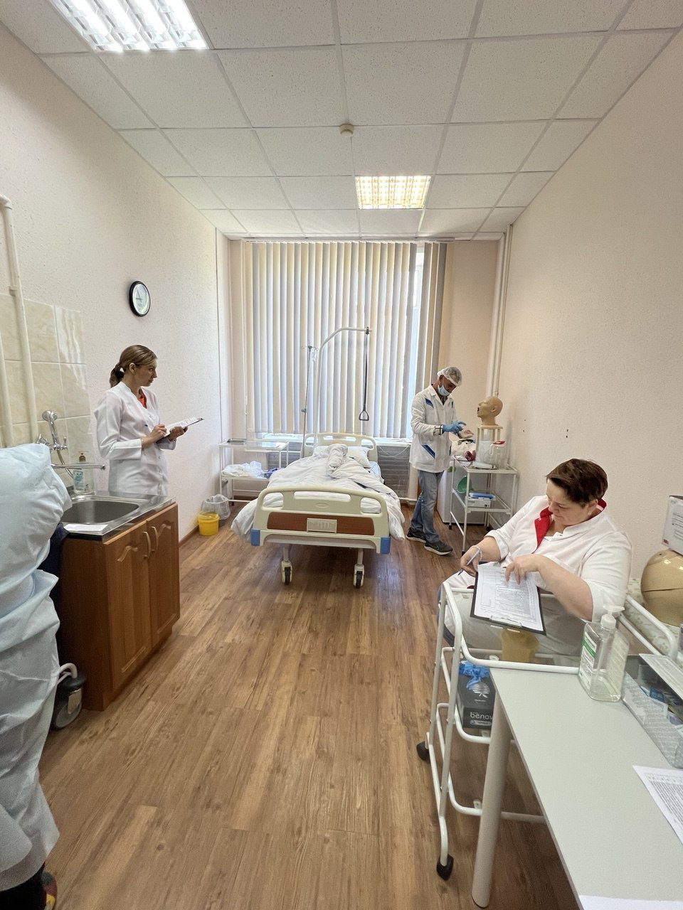 Первичная специализированная аккредитация выпускников магаданского Медицинского колледжа продолжается В этом году обучение успешно завершили 147 выпускников, которые теперь готовы вступить в ряды работников здравоохранения Магаданской области. Аккредитация состоялась по направлениям «Педиатрия», «Физиотерапия», «Скорая медицинская помощь», «Медицинская реабилитация» и «Анестезиология и реаниматология». Особо важны в условиях отдалённости Магаданской области последние три специальности — именно от качества экстренной медицинской помощи и восстановительного лечения зачастую зависят жизни пациентов. Большинство выпускников уже определились с местами будущей работы: фельдшерское направление, реанимация, педиатрия и др., «Я выбрала педиатрию, потому что хотела бы помогать самым маленьким пациентам, — поделилась своими планами выпускница Тамара Потапенко. — После успешной аккредитации планирую работать в детском травмпункте при соматическом стационаре — это ответственное и крайне важное направление для нашего региона». В министерстве здравоохранения и демографической политики Магаданской области отмечают, что прохождение аккредитации гарантирует, что молодые специалисты действительно готовы к работе в реальных условиях системы здравоохранения. Их приход укрепит кадровый потенциал медучреждений области, включая формирование команды для нового родильного дома. Аккредитация является важнейшим этапом в становлении каждого молодого специалиста, открывая двери в настоящую, значимую работу, и отвечая целям и задачам национального проекта «Продолжительная и активная жизнь», инициированного Президентом Российской Федерации Владимиром Путиным.