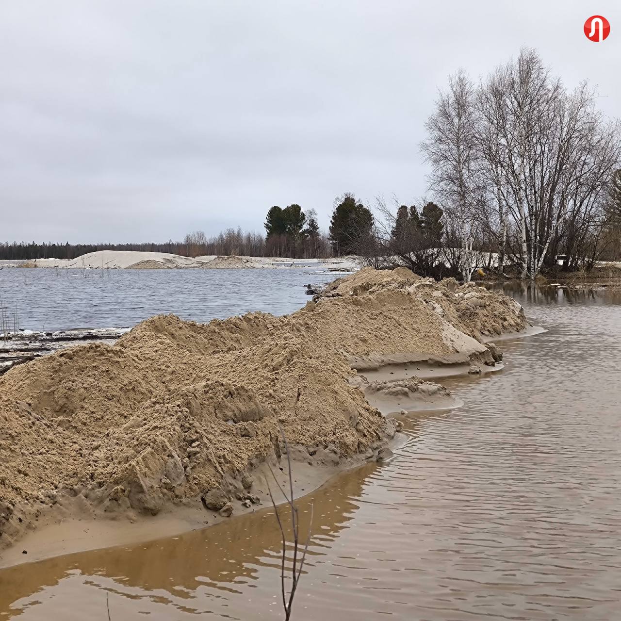 Ситуация в Тарко-Сале под контролем В реке Пякупур произошел резкий подъем уровня воды. Под угрозой подтопления находятся улицы Труда, Авиаторов и переулок Рыбацкий Из-за значительного подъема уровня воды в реке Пяку-Пур все оперативные службы и Комиссия по ЧС работают в режиме повышенной готовности. Мониторинг ситуации идет круглосуточно. — отметил Кирилл Трапезников Этой ночью удалось восстановить водозащитную насыпь, чтобы предотвратить поступление воды. Для этого использовали более 250 кубометров песка В случае необходимости обращайтесь по номеру 112 сЛУЧилось