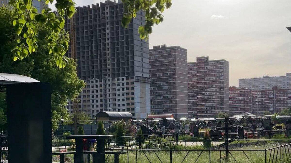 Краснодарский край занял второе место по стоимости похорон в России Краснодарский край занял второе место по дороговизне похоронных услуг в стране. Средняя стоимость погребения на Кубани в 2024 году составила 73,5 тыс. руб, уступив лишь Севастополю с показателем 73,6 тыс. руб. В Адыгее средняя цена захоронения составила всего 10,7 тыс. руб, причем за год эта сумма снизилась на 19,7%. В соседней Ростовской области стоимость похорон установилась на уровне 46,7 тыс. руб. свои фото, видео и истории присылайте нашему боту Краснодар Телетайп Подписаться