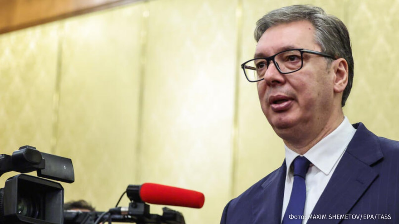 Двух мужчин планировавших покушение на президента Сербии Александра Вучича и его семью задержали Об этом сообщила пресс служба МВД республики Операция прошла в городе Кралево примерно в 200 километрах к юго западу от Белграда совместно с сотрудниками Агентства безопасности и информации Задержанные мужчины 1975 и 1983 годов рождения подозреваются в подготовке нападения на конституционный порядок Судом им избрана мера задержания сроком на 48 часов материалы дела переданы в высшую прокуратуру Кралево Как уточняется с декабря 2025 года по февраль 2026 го подозреваемые обсуждали планы насильственной смены конституционного строя свержения высших органов власти приобретение оружия а также организацию покушения на жизнь и здоровье президента Сербии его супруги и детей Кроме того им вменяется подготовка нападений на сотрудников МВД с намерением причинения телесных повреждений Больше новостей IZ RU в MAX